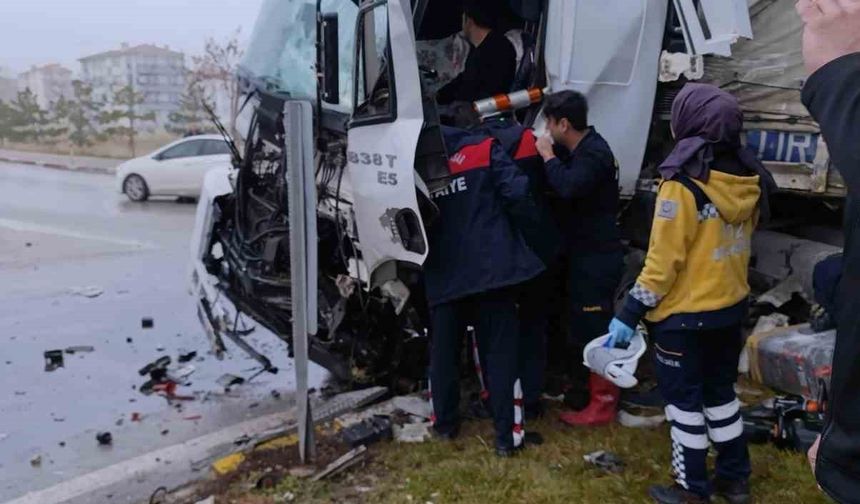 Tırın köprü kolonuna ve otomobile çarptığı kazada faciadan dönüldü