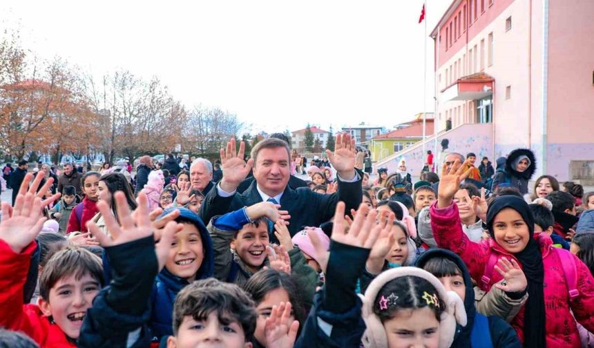 Vali Aydoğdu: “Kitaplar, size yoldaş olmaya hazır. Onların satırlarında hayallerinizi genişletin.”