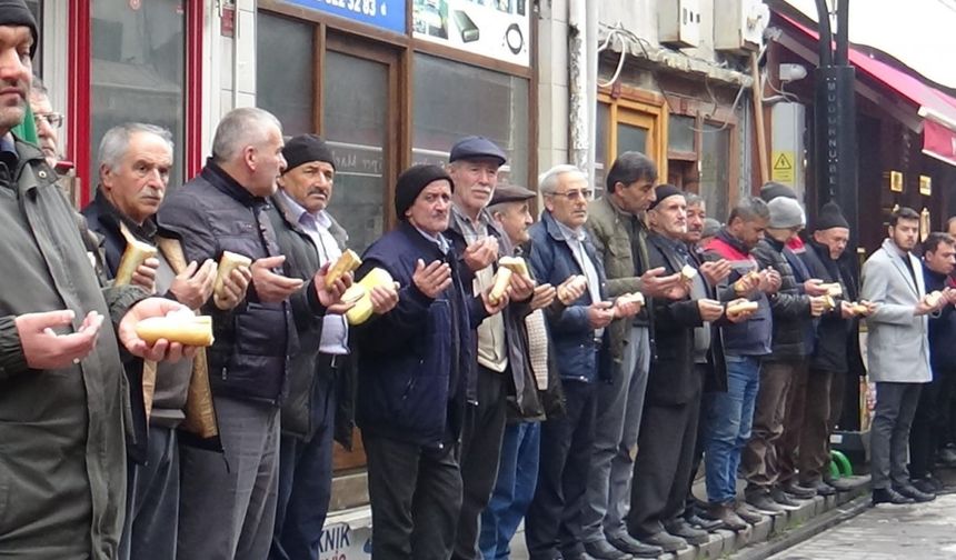 7 asırdır her cuma "esnaf duası" ediyorlar