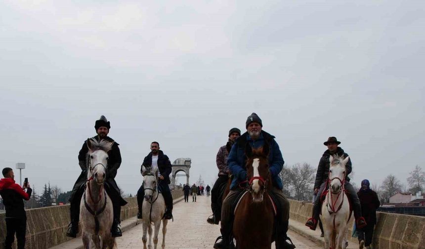 At sırtında İspanya’dan hacca gidiyorlar