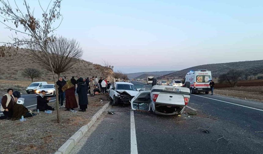 Mardin’de iki otomobil çarpıştı: 10 yaralı
