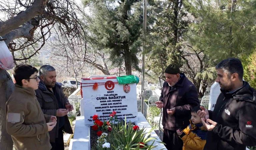 Şehit Sözleşmeli Er Cuma Bağatur, Batman’da mezarı başında anıldı