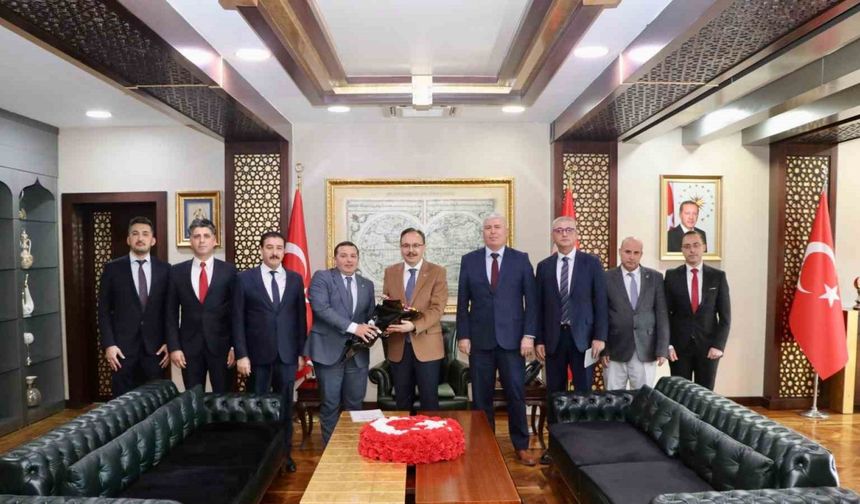 Siirt Valisi, vergi haftası dolayısıyla defterdarlık heyetini ağırladı