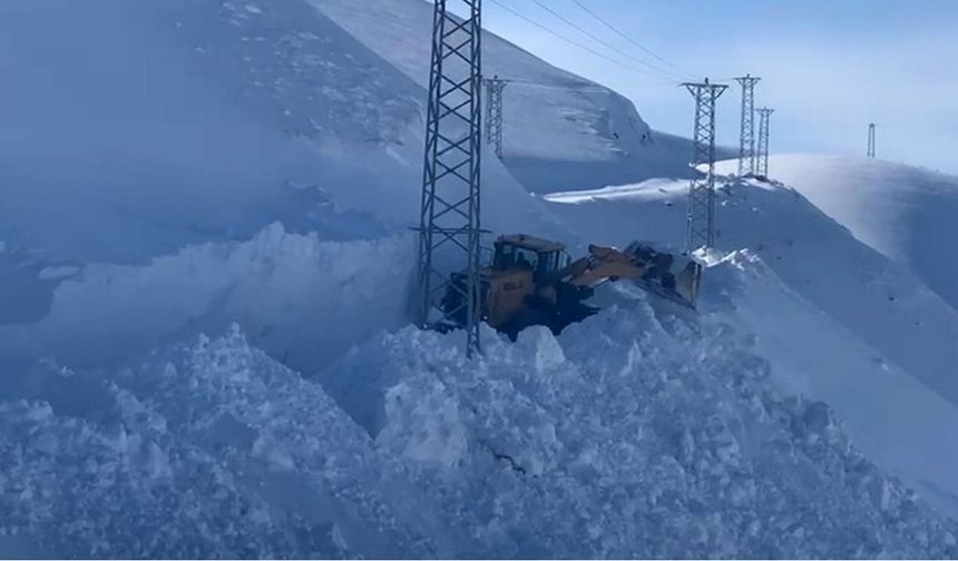 Şırnak’ta 3 metrelik karda yol açma çalışmaları sürüyor