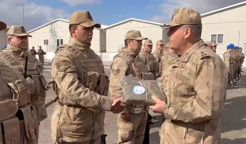 Aydınlı öğrenciler kalpleri ısıttı, mehmetçikler için örülen atkılar yerine ulaştı