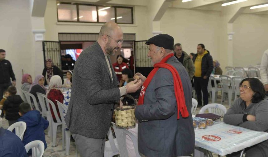 Başkan Zencirci iftarda vatandaşlara incir ikramında bulundu