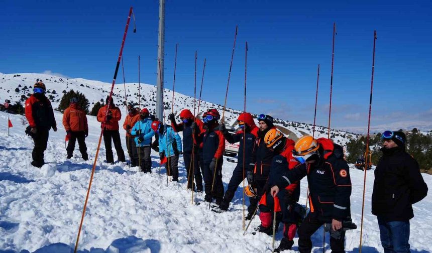 Erzincan’daki Ergan Dağı’nda çığda arama kurtarma tatbikatı yapıldı