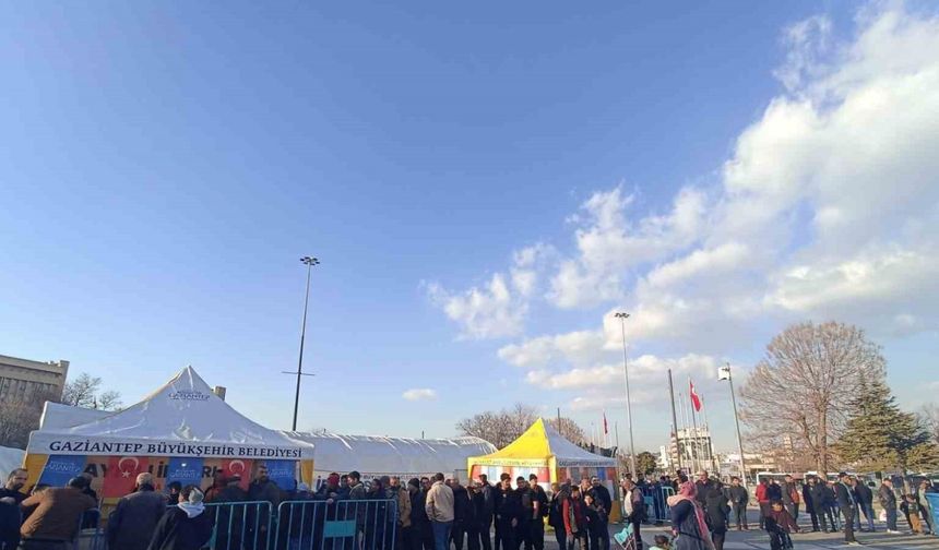 Gaziantep Büyükşehir’in geleneksel iftar çadırları ilk gün yoğun ilgi gördü