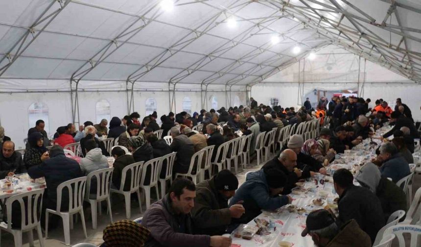 Malatya’da vatandaşlar iftar çadırında bir araya geldi