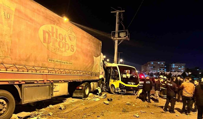Mardin’de tır ile minibüsün çarpıştığı kazada 4 kişi yaralandı