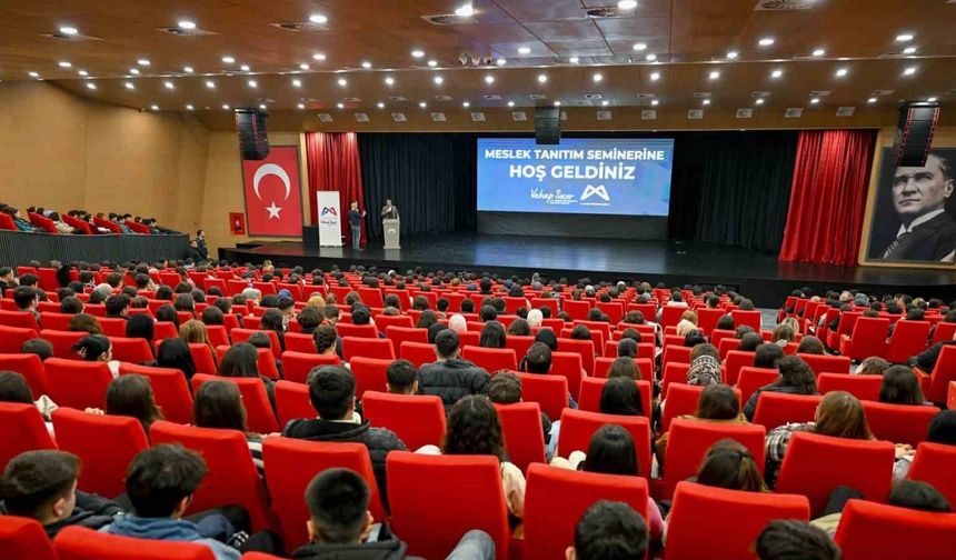Mersin’de YKS’ye hazırlanan öğrencilere meslek tanıtım semineri düzenlendi