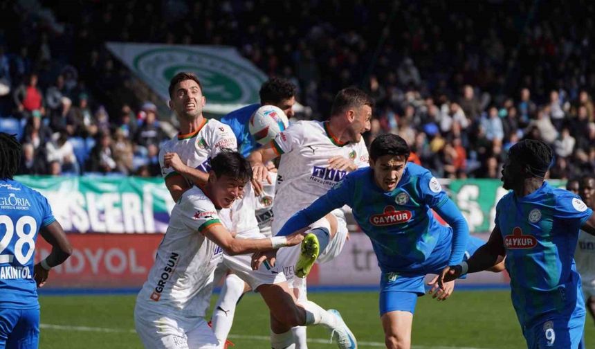 Trendyol Süper Lig: Çaykur Rizespor: 0 - Alanyaspor: 0 (İlk yarı)