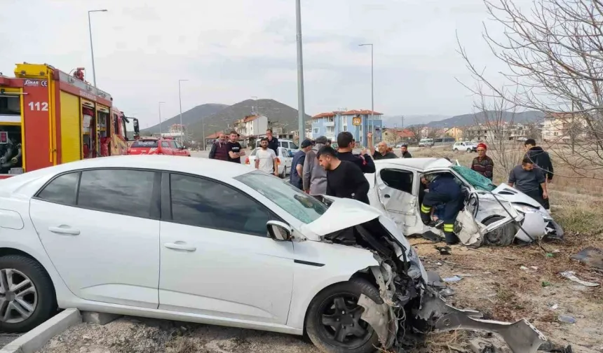 Isparta'da feci kaza! İki otomobil kafa kafaya çarpıştı: 2 ölü, 3 yaralı