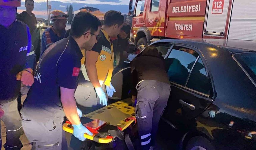 Kazada yaralanan baba, ağlayan oğlunun elini tutarak sakinleştirdi