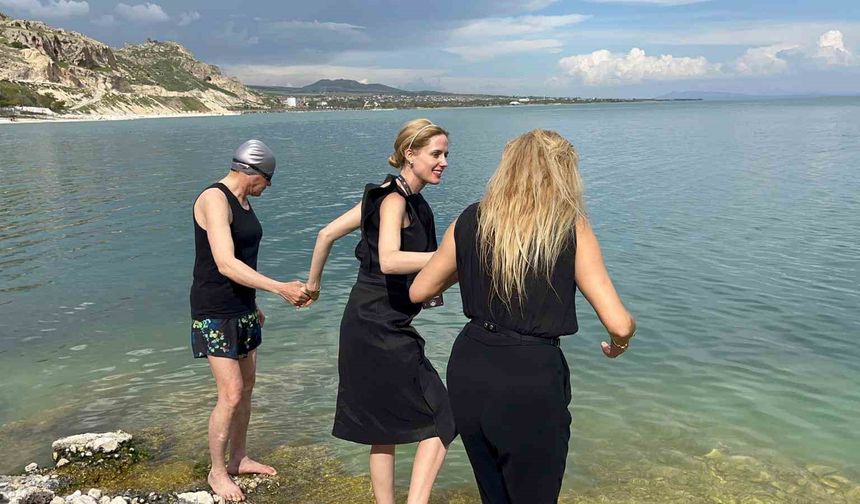 Oyuncu Wilma Elles ve Tuğba Özay Van Gölü’ne girdi