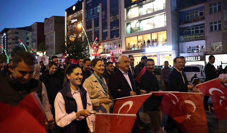 Muş’ta meşaleli gençlik yürüyüşü düzenlendi