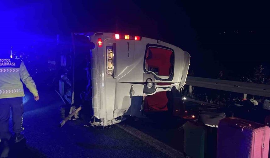 Soma’da servis minibüsü devrildi: 1 ölü, 13 yaralı