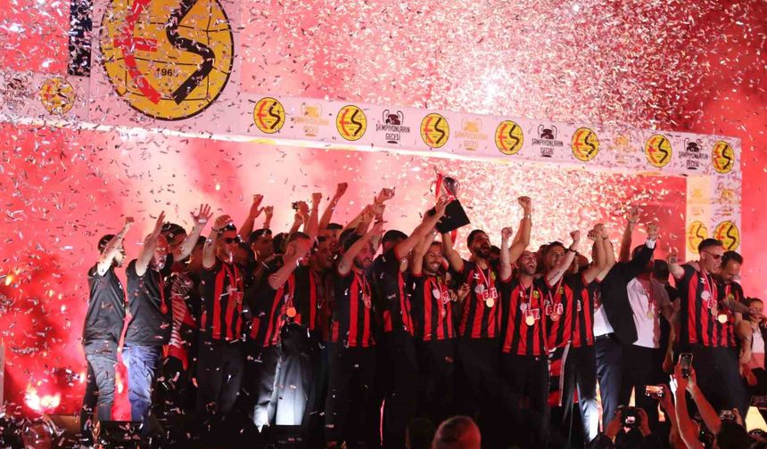 Şampiyon Eskişehirspor kupasını kaldırdı