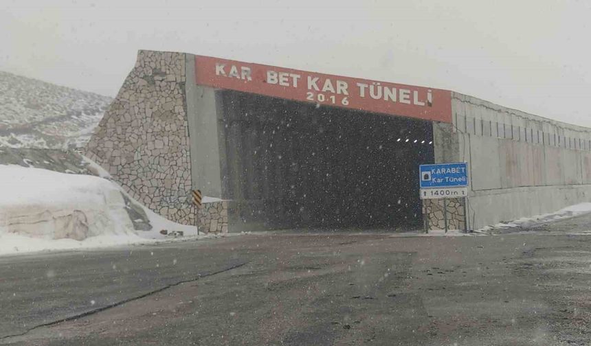Karabet Geçidi’nde lapa lapa kar yağdı