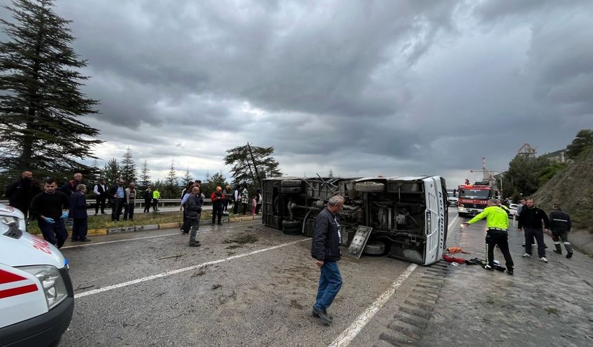 Isparta’da kontrolden çıkan yolcu midibüsü devrildi: 15 yaralı