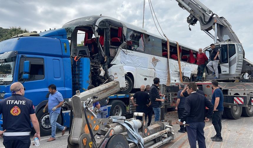 Çanakkale’de 8 kişinin öldüğü kazada enkaza dönen otobüs vinç yardımıyla olay yerinden kaldırıldı