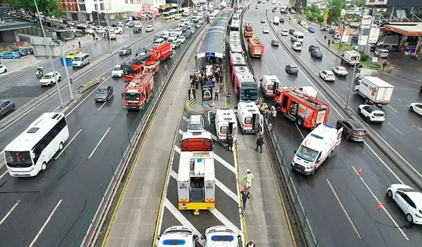 Beylikdüzü'nde Metrobüs Kazası: Güvenlik Kamerası Görüntüleri Ortaya Çıktı!