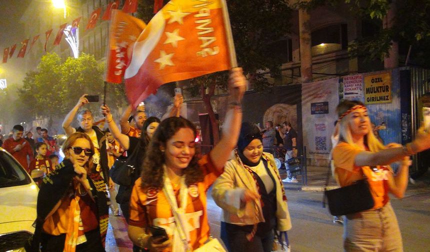 Taraftarlar sokaklara döküldü! Yurtta şampiyonluk coşkusu