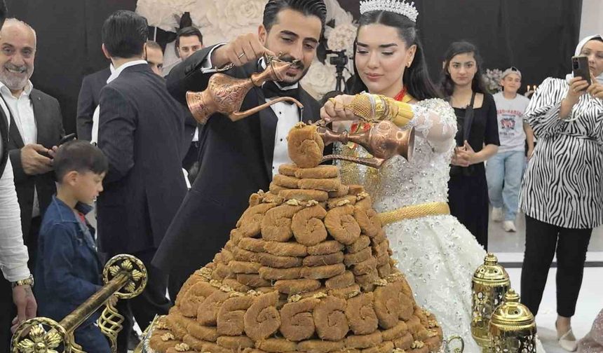 Diyarbakır’da düğün pastası yerine 21 kattan oluşan tescilli burma kadayıf tercih edildi