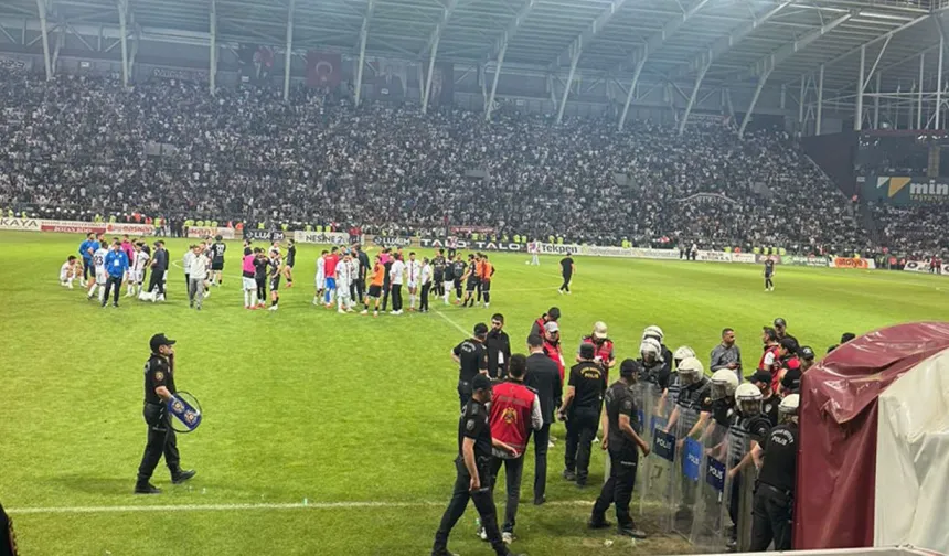Elazığspor - Van Spor FK Maçı Olaylı Şekilde Tatil Edildi!