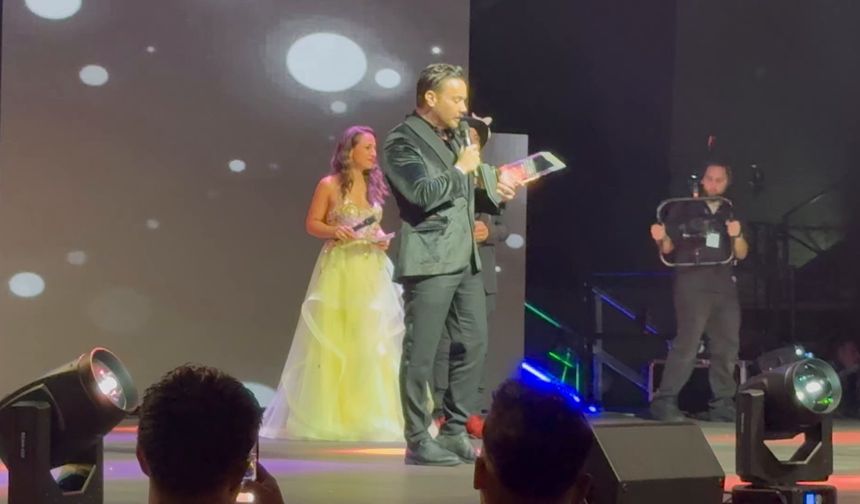 Sinan Akçıl Almanya'da Türkiye'yi Gururla Temsil Etti ve Hit Maker Ödülünü Aldı