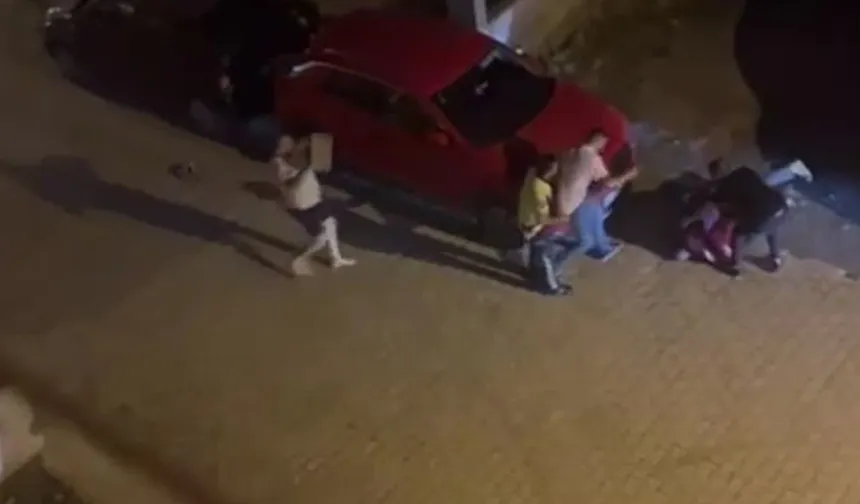Tadilat esnasında çıkan sesten başlayan kavgada komşular birbirlerine silah, bıçaklı ve briketle saldırdı