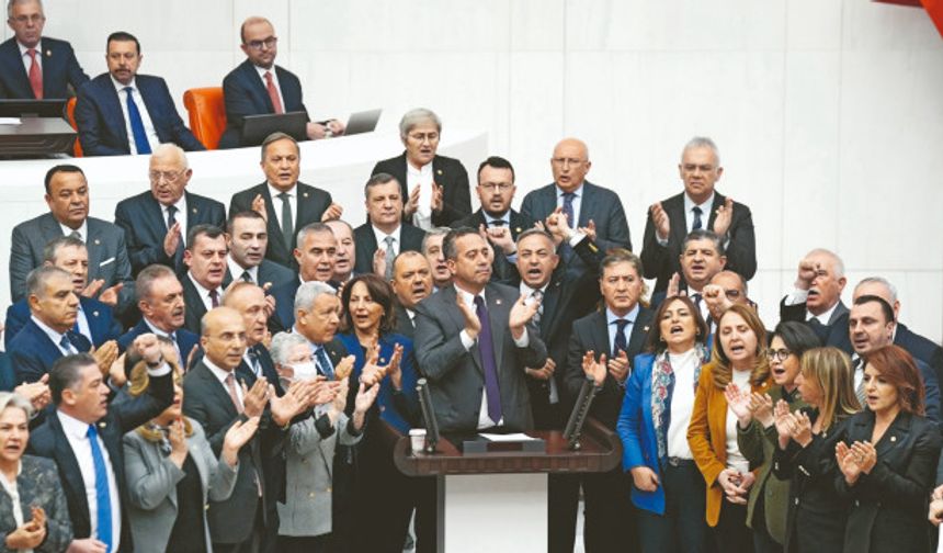 CHP’liler kürsüyü işgal etti
