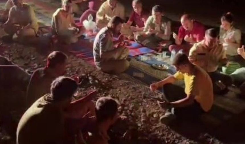 Alevlerin arasında karnını doyuran ormancılardan duygulandıran dua