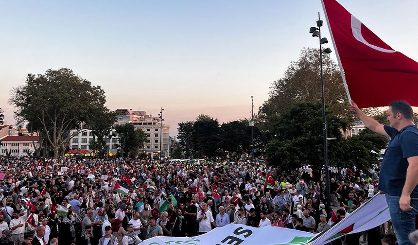 İstanbul’da "Gazze’ye Umut Işığı Ol" yürüyüşü: Binlerce kişi Ayasofya Camii’ne yürüdü