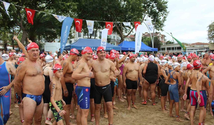 İzmit Körfezi’nde nefesler tutuldu: 343 kişi aynı anda 2 bin 600 metre kulaç attı