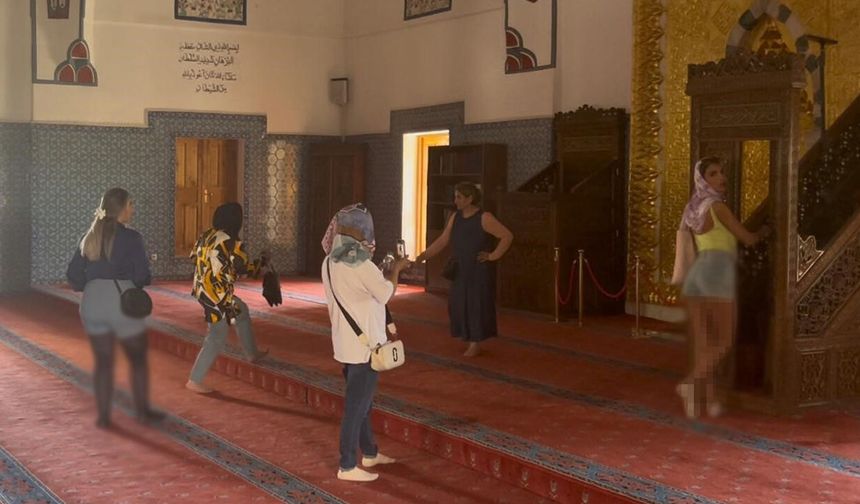 Mimar Sinan’ın Mirasına Saygısızlık Uyarılar Yetersiz Kaldı, Minber Önünde Şortlu Pozlar Tepki Çekti