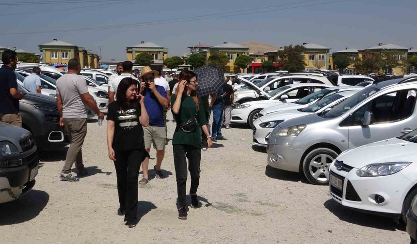 Van’da ikinci el açık oto pazarında durgunluk sürüyor