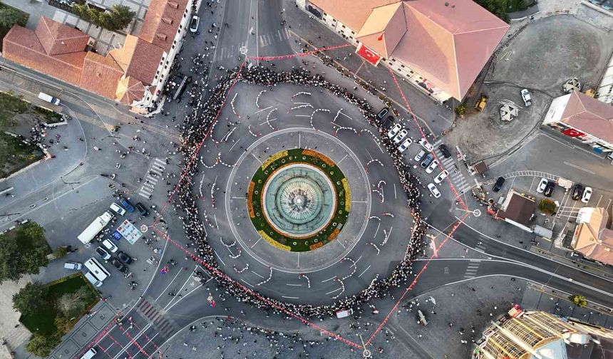Aynı anda bin 58 kişi halay çekti, tarihi meydanda eşsiz görüntüler oluştu