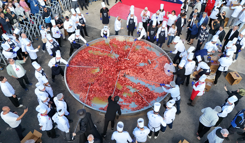 GASTROAFYON REKORA DOYMUYOR DÜNYANIN EN BÜYÜK SUCUKLU YUMURTASI GUİNNESS REKORUNU KIRDI