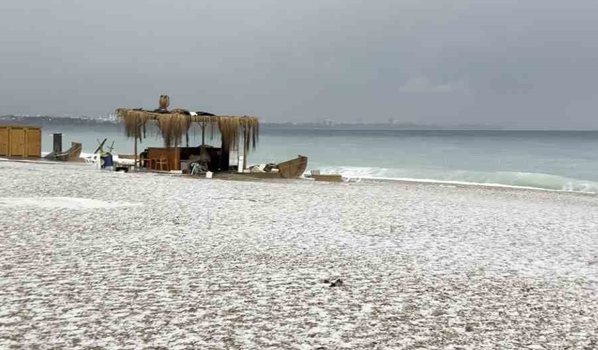 Antalya 15 dakikada kışı yaşadı, Konyaaltı Sahili beyaza büründü