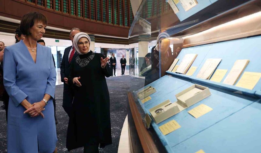Emine Erdoğan, Almanya Başbakanı Merz’in eşiyle Millet Kütüphanesi’ni ziyaret etti