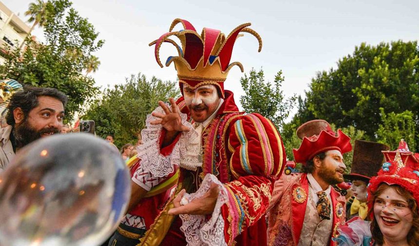 Kaleiçi sokaklarında renkli kortej geçişi