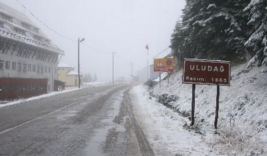 Uludağ’da kar yağışı etkili oluyor