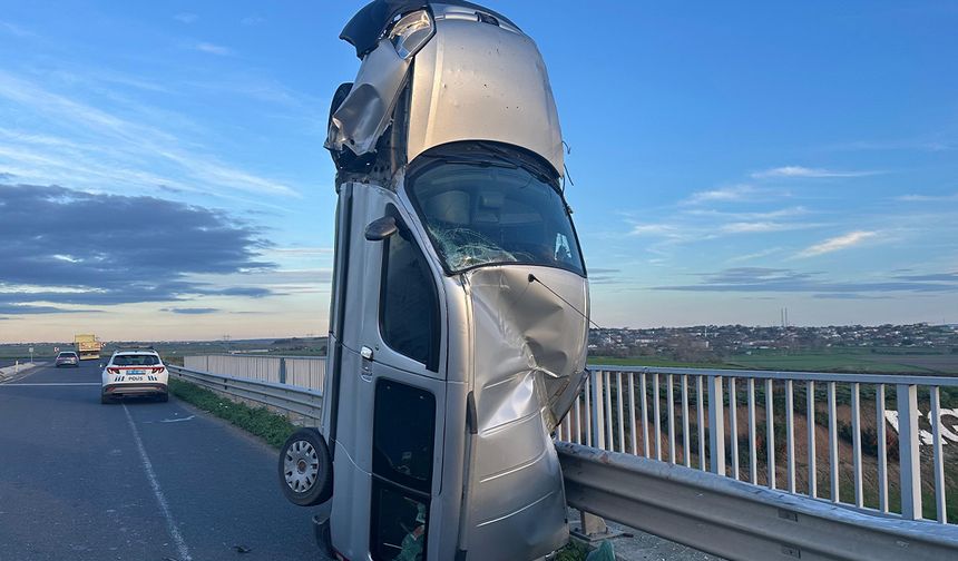 Tekirdağ’da ilginç kaza: Bariyere çarpan araç dik durdu, 2 kişi yaralandı