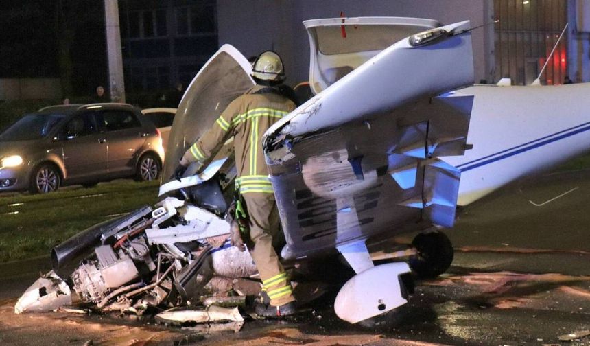 Almanya'da caddeye acil iniş yapan küçük uçak trafik levhasına çarptı: 3 yaralı