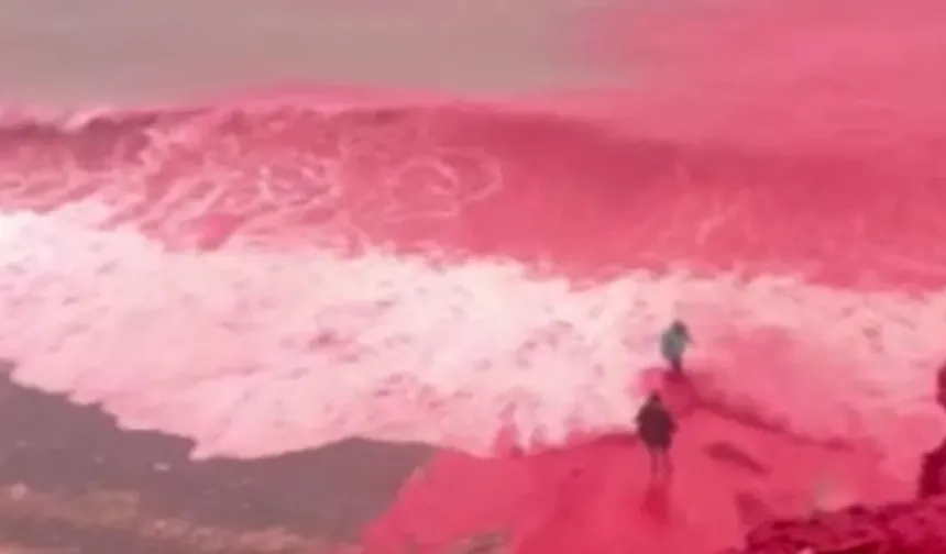 Kızıl Sahil'de deniz suyunun rengi yağışın ardından kızıla döndü