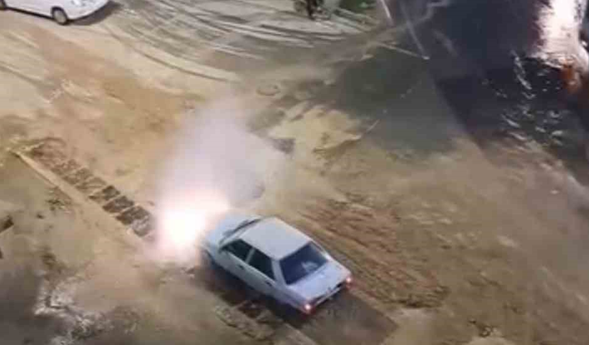 Krizi fırsata çevirdi, patlayan suda aracını yıkadı