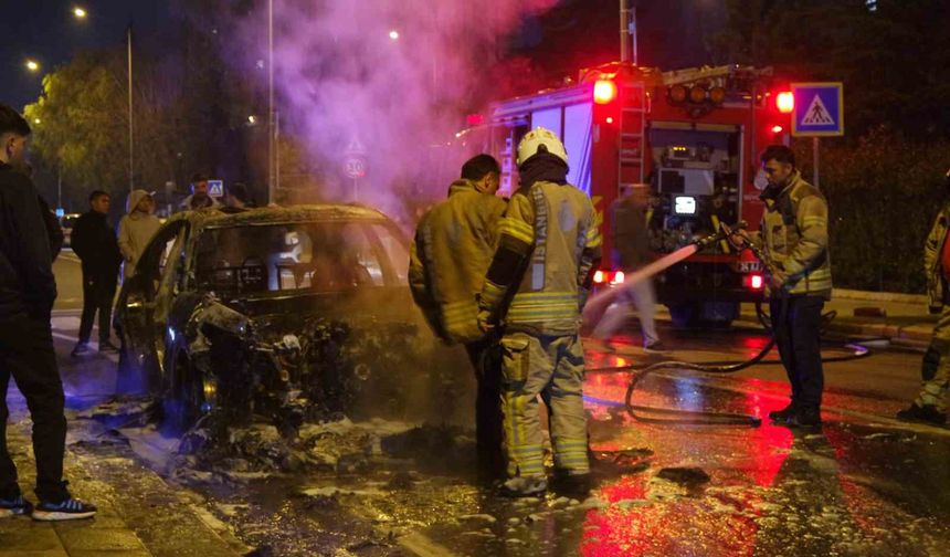 Küçükçekmece’de seyir halindeki otomobil alev topuna döndü