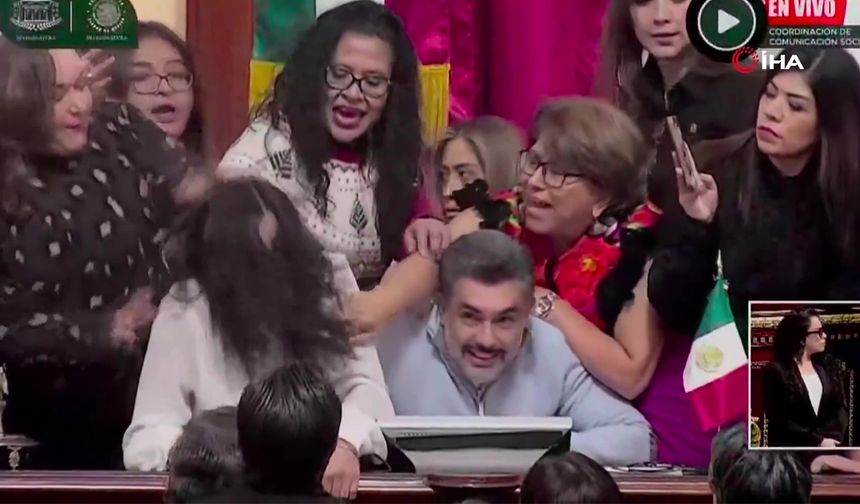 Meksika'da kent meclisi üyelerinden saç saça baş başa kavga