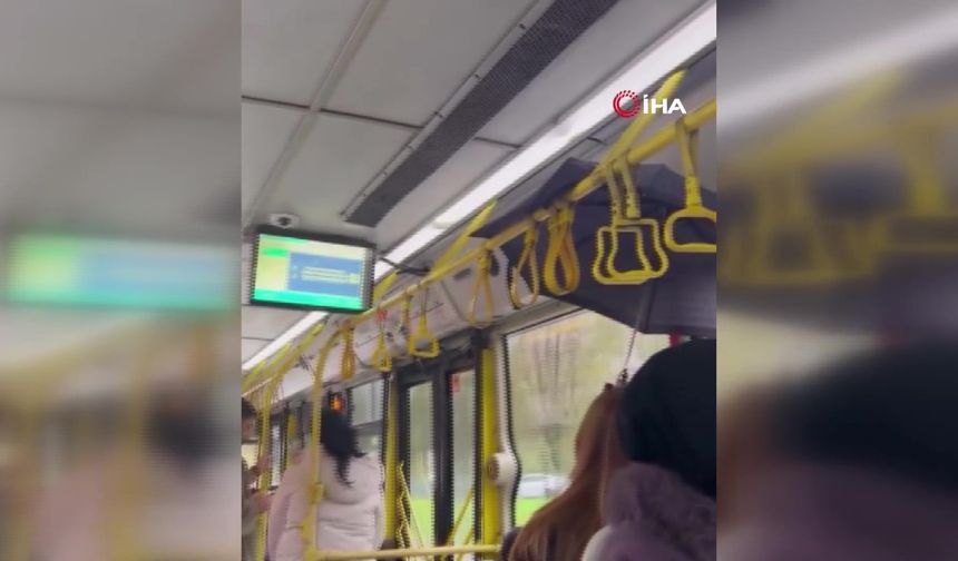 Otobüste yağmur yağdı, yolculuk yaparken şemsiye açtı